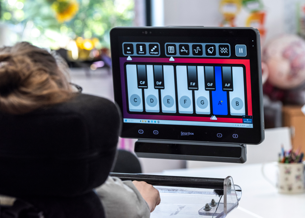 Milly Evans using Grid Pad 16 to play the piano.